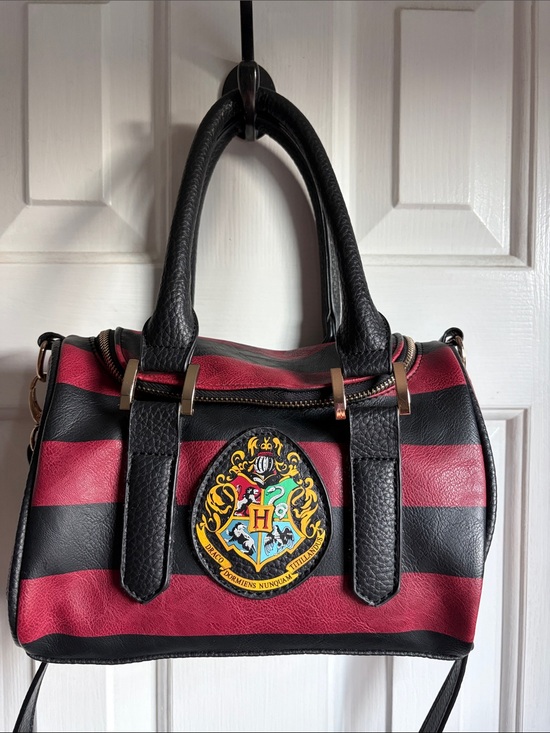 Wizarding World Of Harry Potter Handbags - Hogwarts Crest Gryffindor Red Black Stripe Satchel Barrel Bag Hot Topic Bioworld